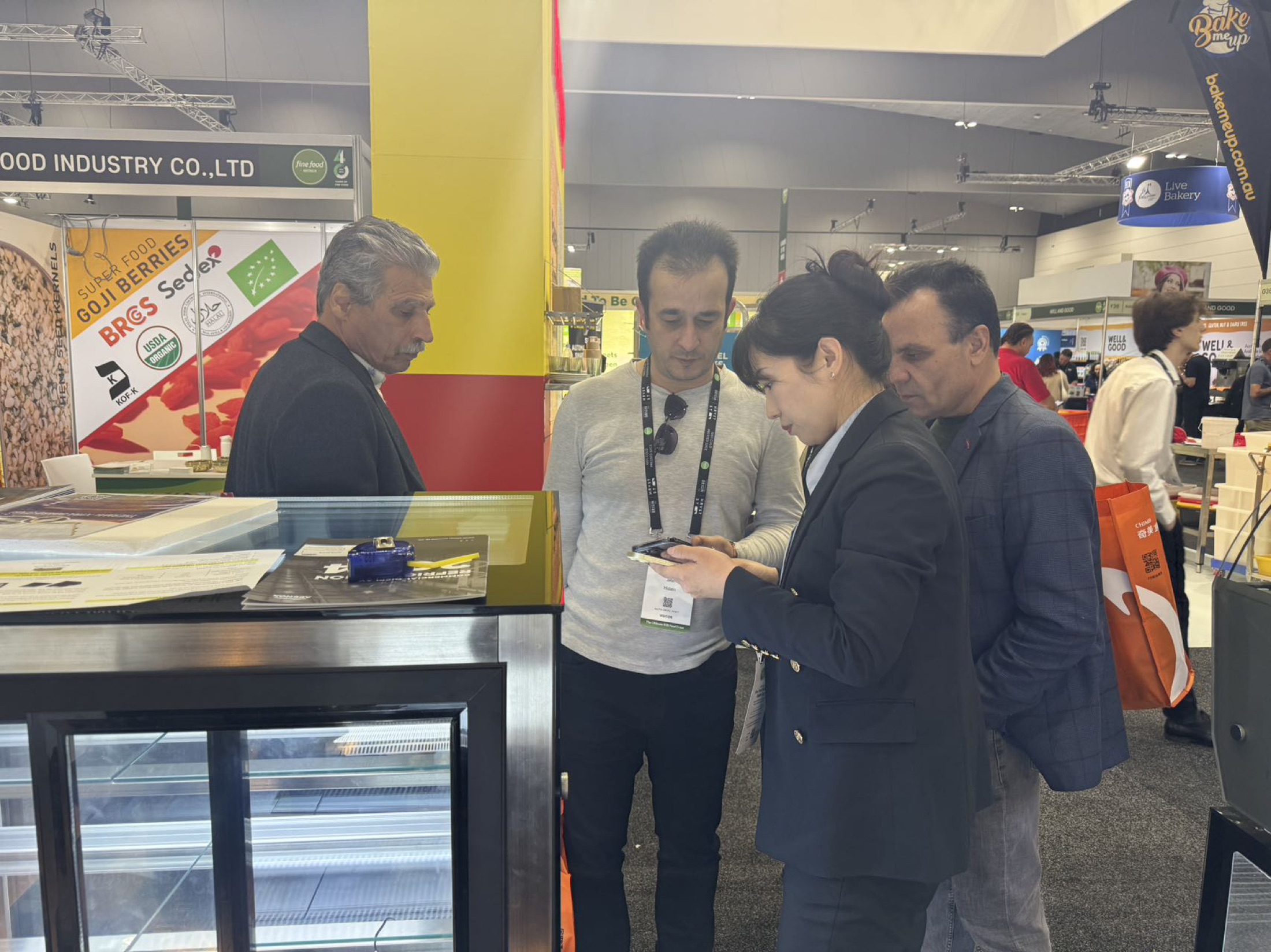 Clientes revisando equipo Acenox en feria