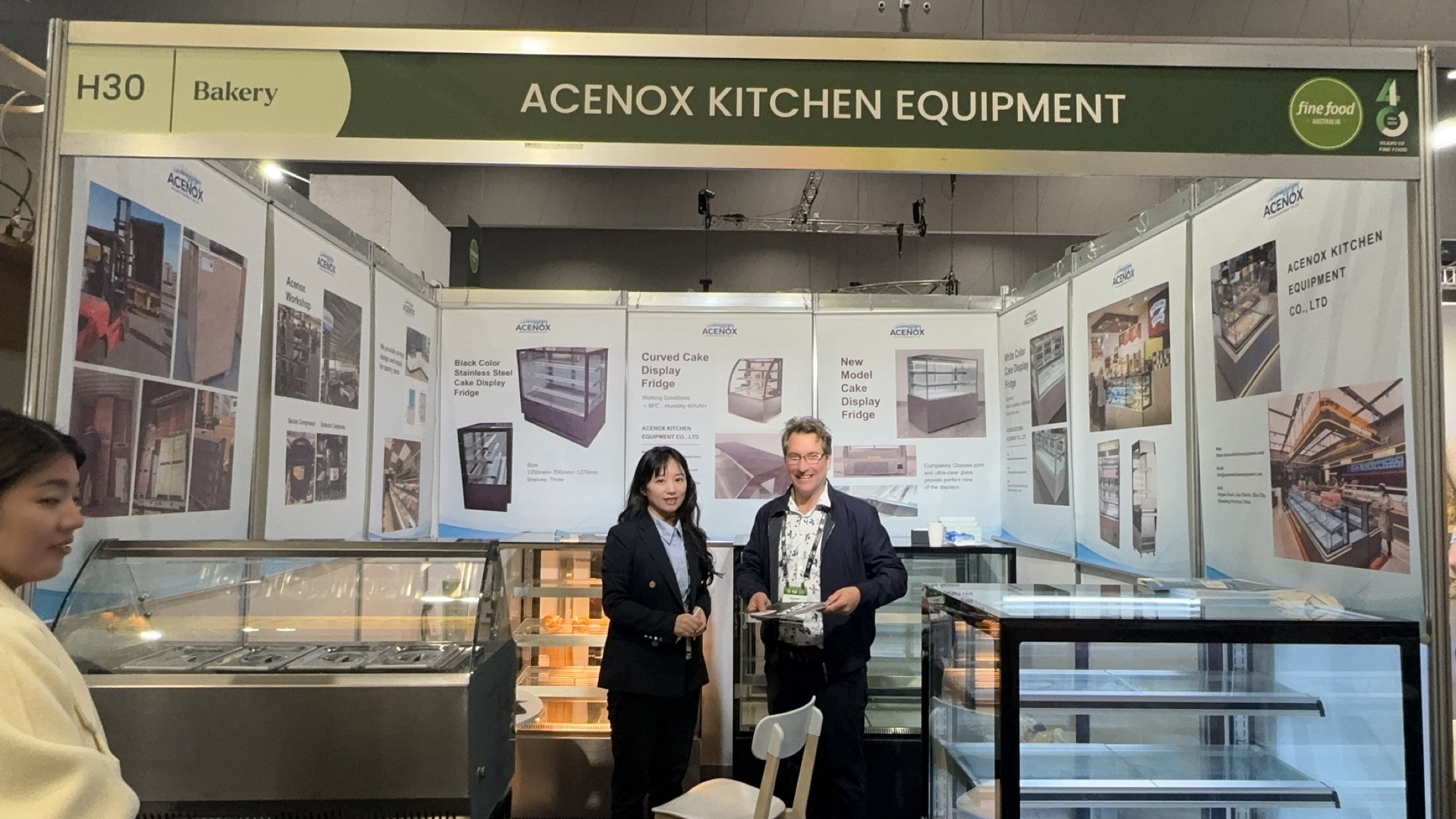 Stand Acenox con vitrinas refrigeradas en feria internacional