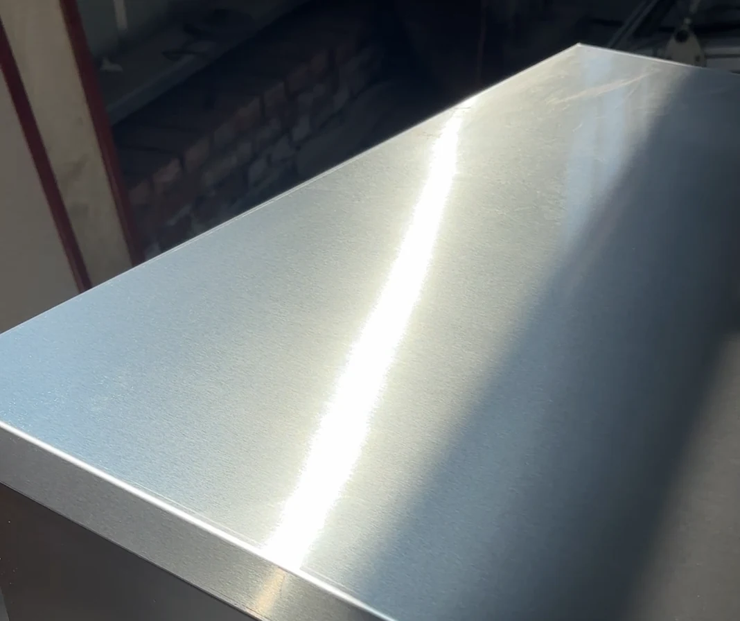 Detalle de una superficie de acero inoxidable con acabado uniforme