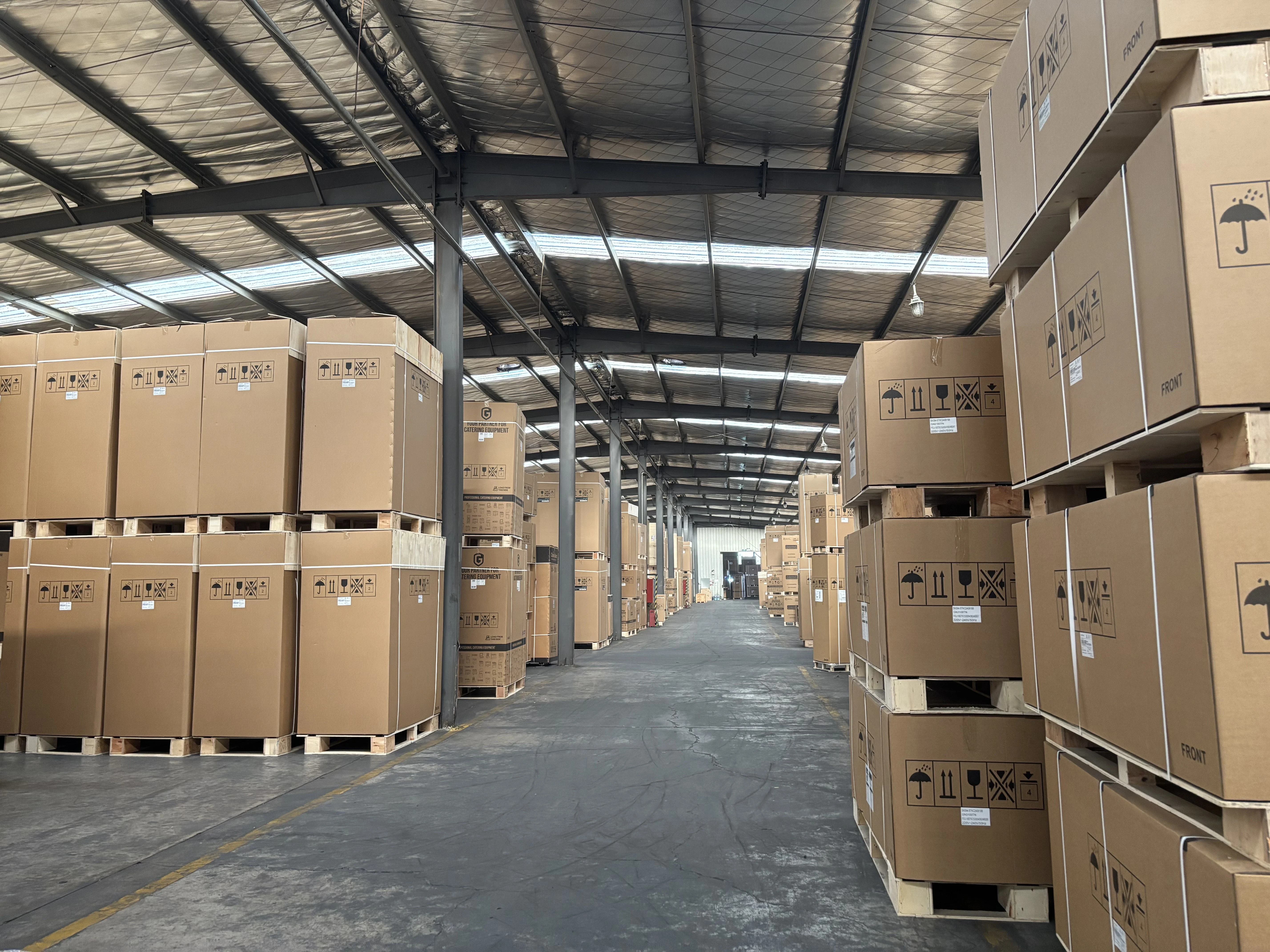 Almacén de Acenox con equipos preparados para pedidos internacionales